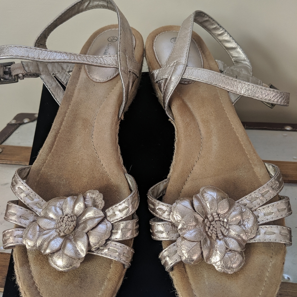 💰💰Cute leather gold low wedge sandal sz11